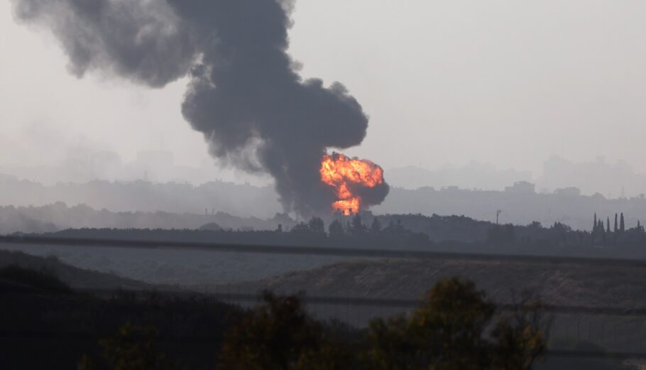 Έκρηξη στη Γάζα © EPA/ATEF SAFADI