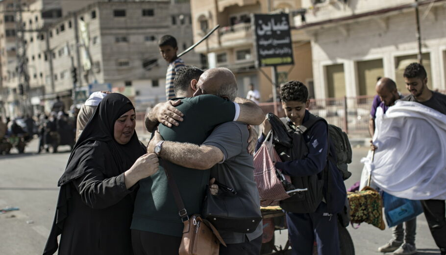 Παλαιστίνιοι κάτοικοι στη Γάζα εκκενώνουν την περιοχή © EPA/HAITHAM IMAD
