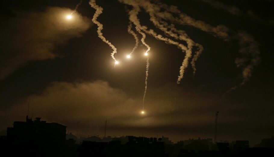 Ισραηλινές φωτοβολίδες πάνω από τη βόρεια πόλη της Γάζας © EPA/MOHAMMED SABER