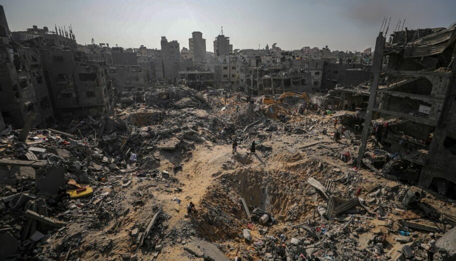 Παλαιστίνιοι ψάχνουν για επιζώντες ανάμεσα στα ερείπια του στρατοπέδου προσφύγων της Τζαμπαλία μετά από μια ισραηλινή αεροπορική επιδρομή στη Γάζα © EPA/MOHAMMED SABER