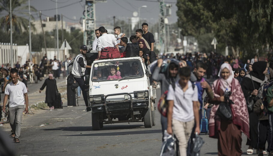 Παλαιστίνιοι εγκαταλείπουν τη Γάζα εν μέσω συγκρούσεων με το Ισραήλ © EPA/HAITHAM IMAD
