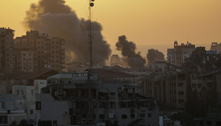 Βομβαρδισμοί στη Γάζα από το Ισραήλ © EPA/MOHAMMED SABER