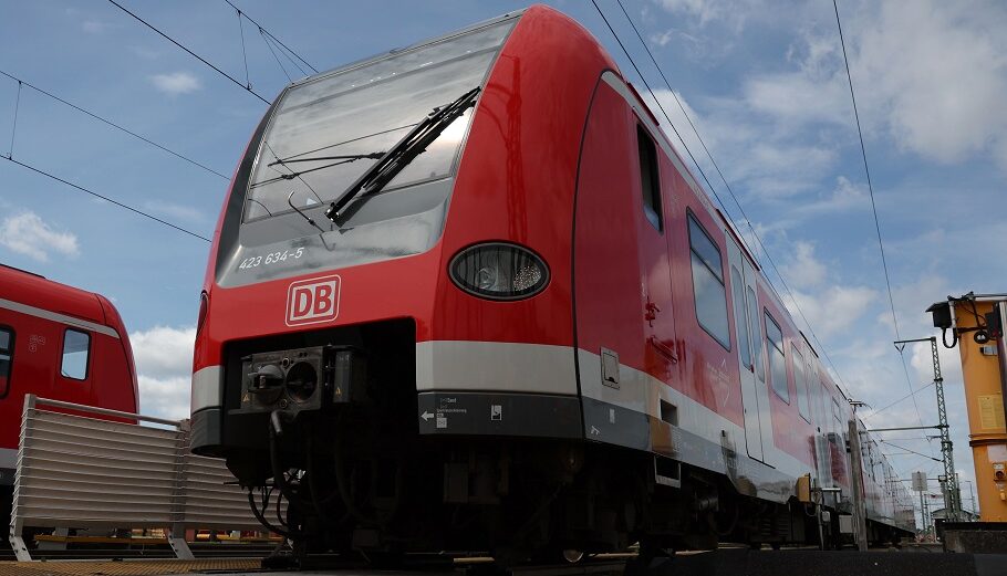Μια αμαξοστοιχία περνάει από το αυτόματο σύστημα μέτρησης τροχοφόρων της Deutsche Bahn στο Μόναχο της Γερμανίας@EPA/ANNA SZILAGYI
