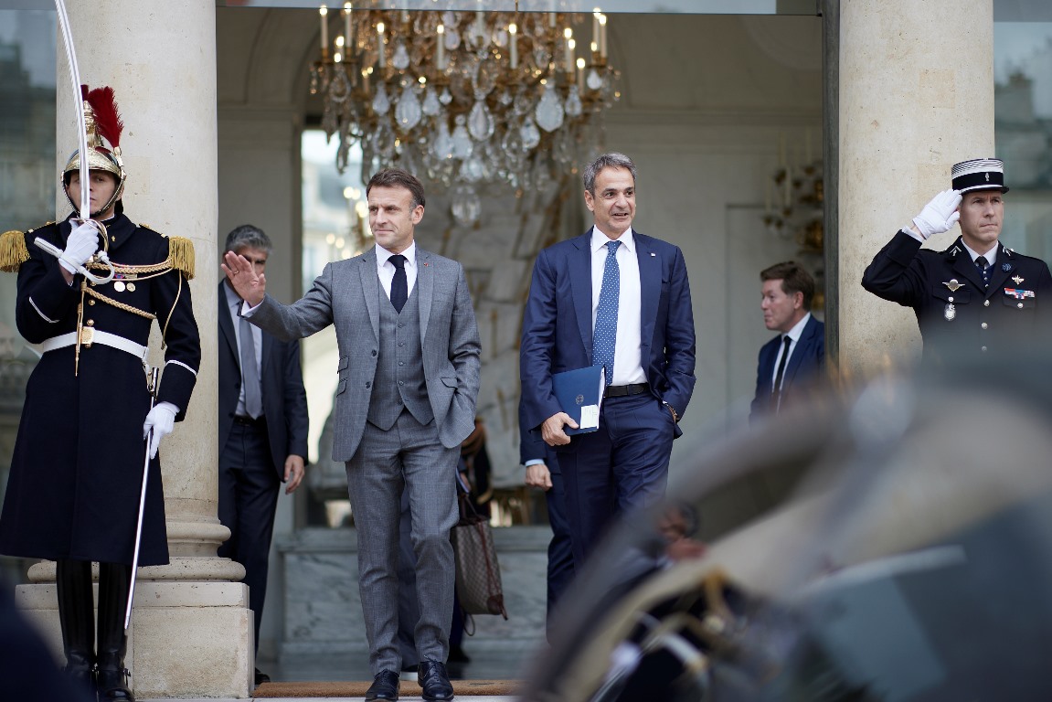 Ο πρόεδρος της Γαλλικής Δημοκρατίας Εμμανουέλ Μακρόν και ο Έλληνας πρωθυπουργός Κυριάκος Μητσοτάκης © Γραφείο Πρωθυπουργού
