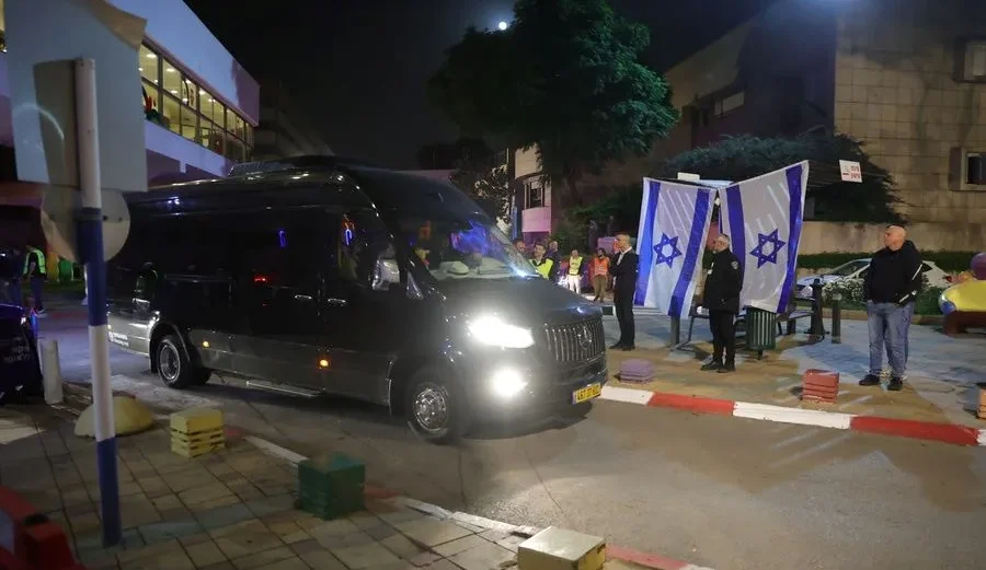 Όχημα που μετέφερε ομήρους που κρατούνται από τη Χαμάς στη Γάζα φτάνει στο Ιατρικό Κέντρο Sheba στη συνοικία Tel HaShomer στο Ramat Gan, Ισραήλ, @EPA, ABIR SULTAN