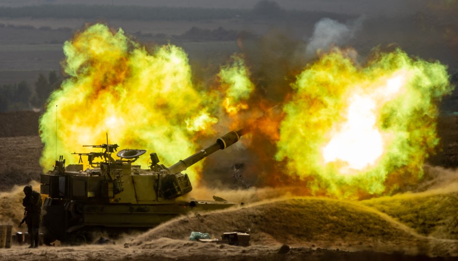Πυροβολικό του Ισραήλ βομβαρδίζει θέσεις της Χαμάς στη Λωρίδα της Γάζας © EPA/MARTIN DIVISEK