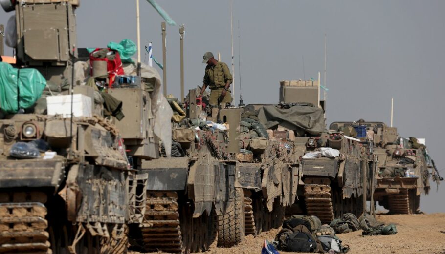 Οι ισραηλινές δυνάμεις συνεχίζουν τις στρατιωτικές επιδρομές στη Γάζα © EPA/ATEF SAFADI