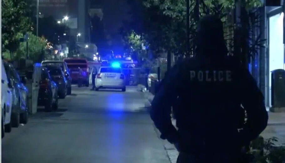 Περιπολικά και δυνάμεις της αστυνομίας στα Καλύβια όπου 16χρονος σκότωσε τον πατέρα του@Print Screen/YouTube