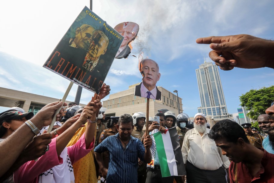 Διαδήλωση στη Σρι Λάνκα για τον πόλεμο του Ισραήλ με τη Χαμάς στη Γάζα © EPA/CHAMILA KARUNARATHNE