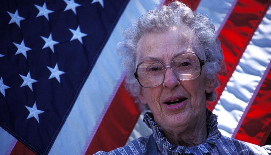 Ηλικιωμένη γυναίκα μπροστά από την αμερικανική σημαία@pixels