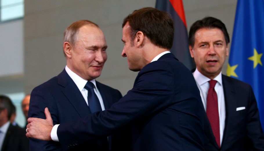Βλαντίμιρ Πούτιν και Εμανουέλ Μακρόν © EPA/ OMER MESSINGER