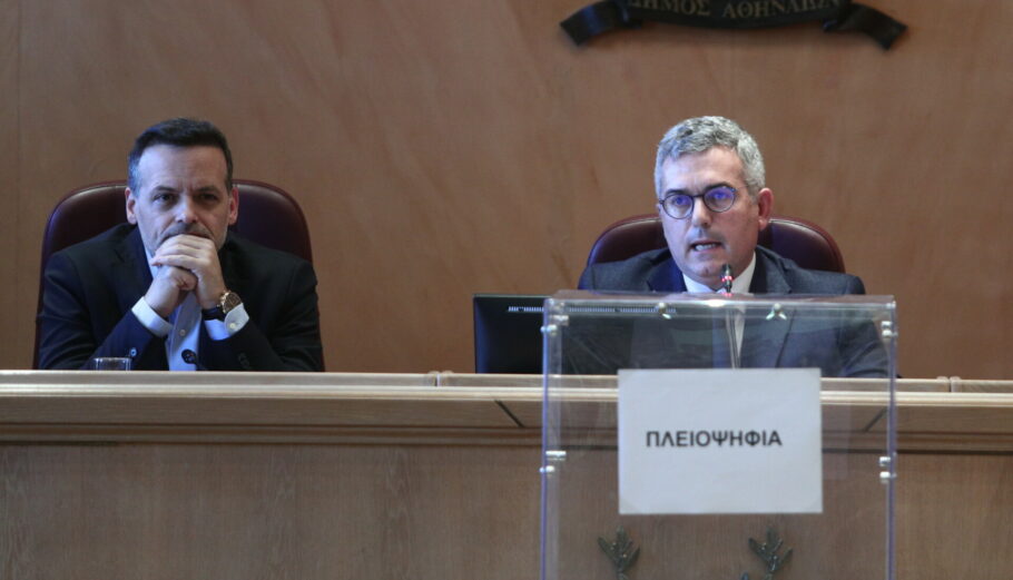 Ο δήμαρχος Αθηναίων, Χάρης Δούκας και ο πρόεδρος του Δημοτικού Συμβουλίου, Μανώλης Βελεγράκης © Eurokinissi