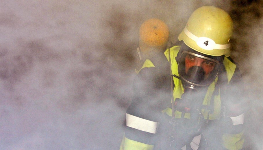 Γερμανός πυροσβέστης © EPA/ALEXANDER RUESCHE