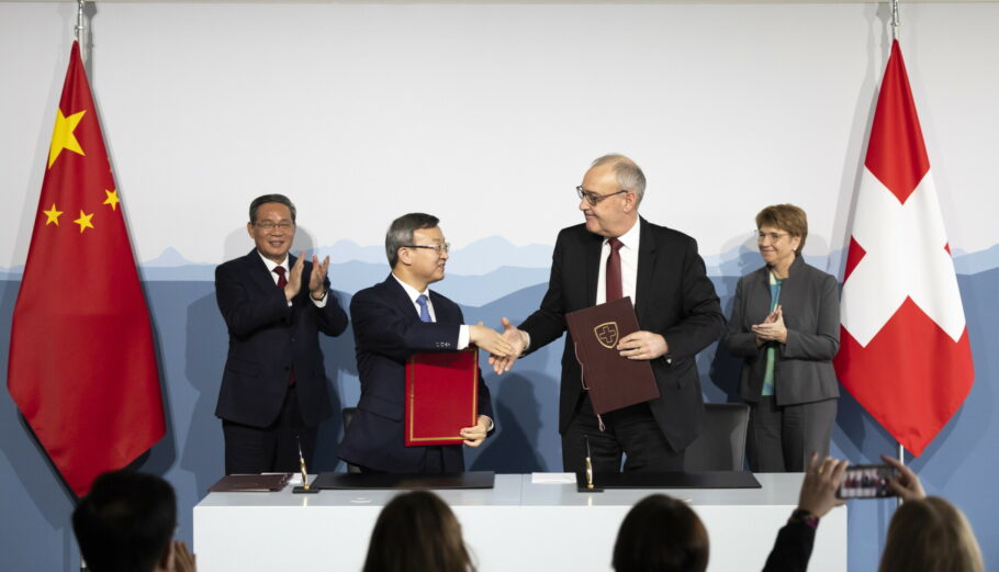 Συμφωνία Κίνας και Ελβετίας πριν το Παγκόσμιο Οικονομικό Φόρουμ στο Νταβός © EPA/PETER KLAUNZER / POOL
