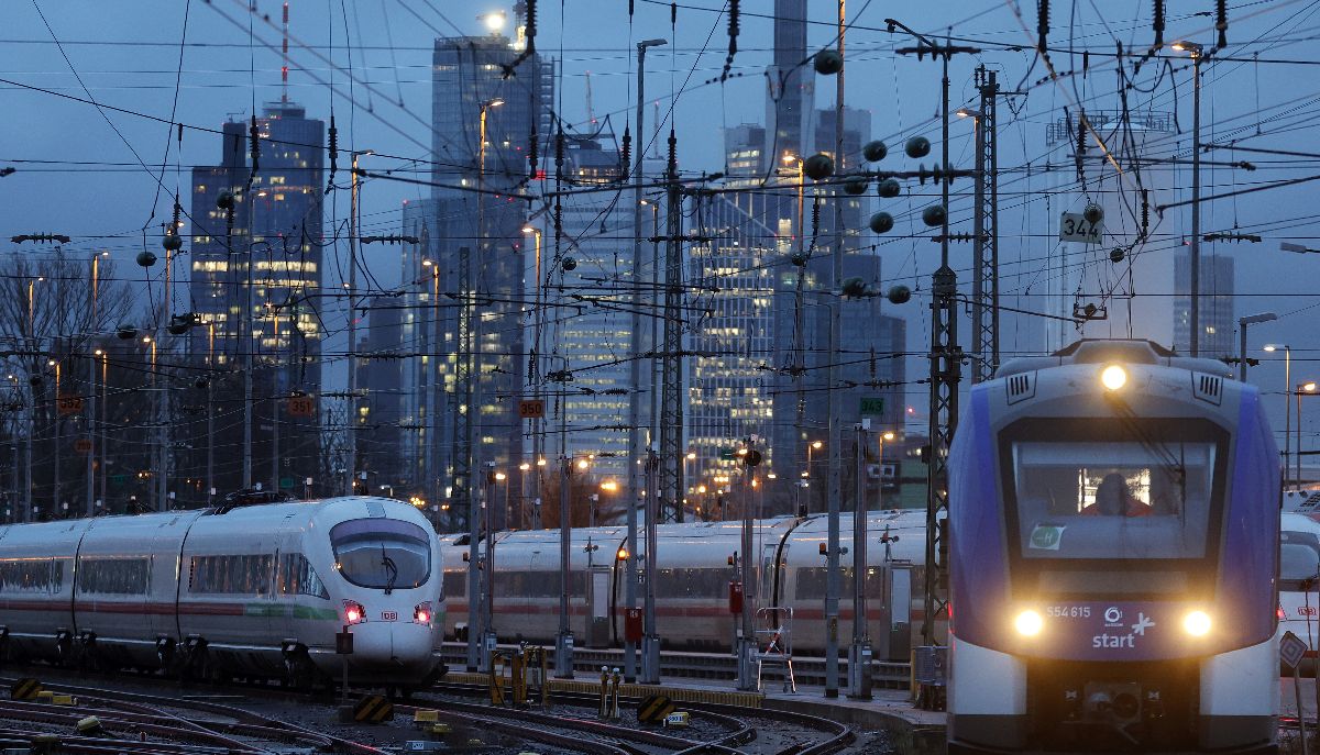 Τρένα στη Γερμανία © EPA/RONALD WITTEK