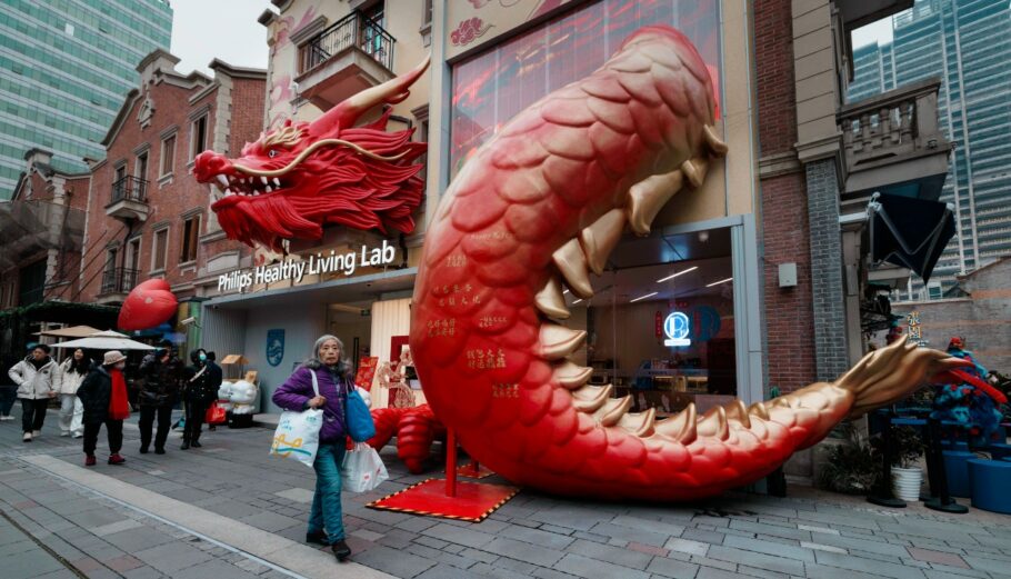 Εορταστική διακόσμηση για την κινεζική Πρωτοχρονιά και τη νέα Χρονιά του Δράκου στην αγορά της Κίνας
