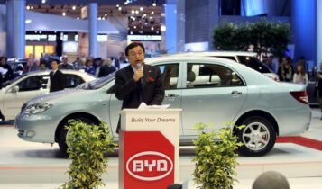 Chuan-Fu Wang, πρόεδρος και CEO της BYD © EPA/ROB WIDDIS