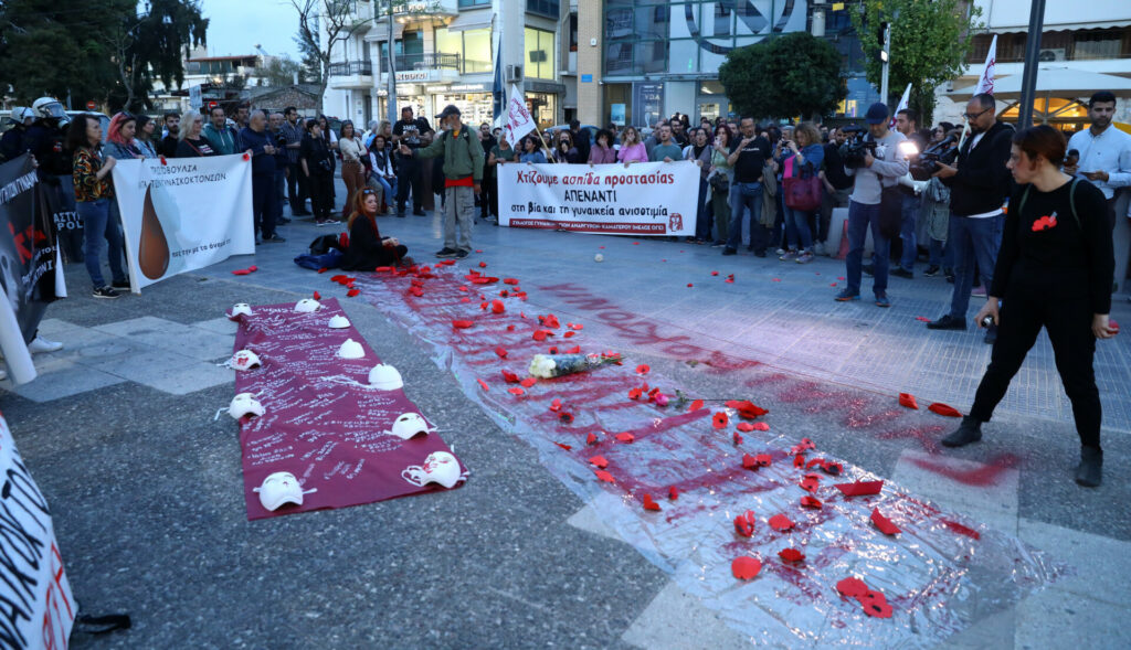 Γυναικοκτονία στους Αγίους Αναργύρους: Συγκέντρωση έξω από το ΑΤ