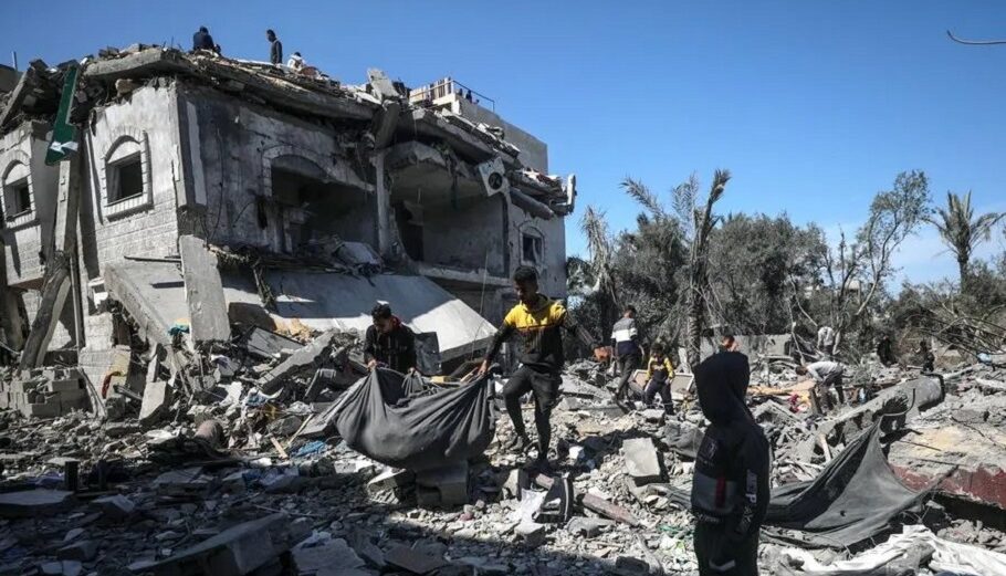 Eρείπια ενός κατεστραμμένου σπιτιού μετά από ισραηλινή αεροπορική επιδρομή στην πόλη Ντέιρ Αλ Μπαλάχ στη νότια Λωρίδα της Γάζας © EPA, MOHAMMED SABER