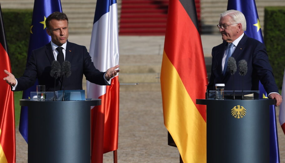 Ο Γάλλος πρόεδρος Εμανουέλ Μακρόν με τον Γερμανό πρόεδρο Φρανκ-Βάλτερ Σταϊνμάιερ©EPA/CLEMENS BILAN
