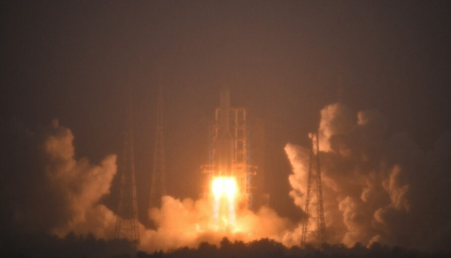 Ο πύραυλος Chang'e 6 © EPA/XINHUA / Guo Cheng CHINA OUT / UK AND IRELAND OUT