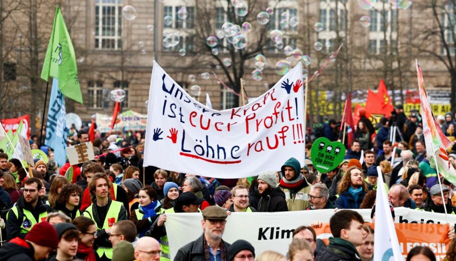 Ακτιβιστές συμμετέχουν σε πανεθνική απεργία για το κλίμα Fridays for Future, στο Βερολίνο, Γερμανία © EPA/FILIP SINGER