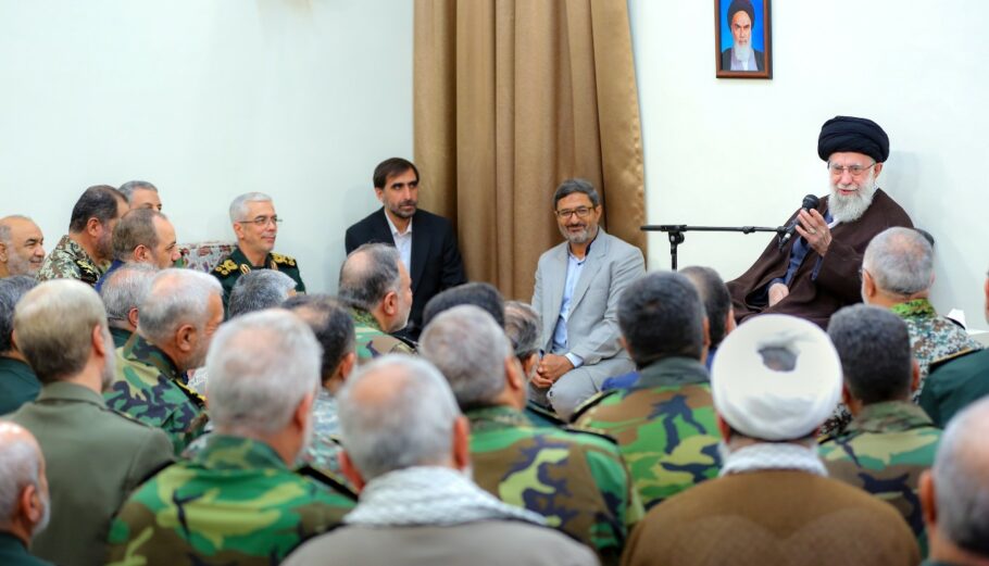 Ο Αγιατολάχ Αλί Χαμενεϊ του Ιράν με στρατιωτικούς διοικητές και στρατηγούς των Φρουρών της Επανάστασης EPA_IRANIAN LEADER'S OFFICE HANDOUT HANDOUT EDITORIAL USE ONLY_NO SALES HANDOUT EDITORIAL USE ONLY_NO SALES