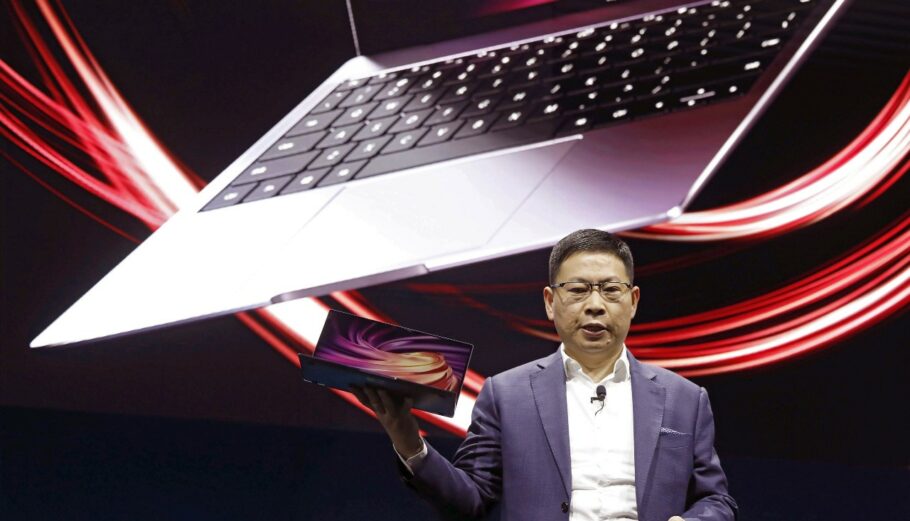 Ο Ρίτσαρντ Γου, CEO της Huawei Consumer Business Group, παρουσιάζει το MateBook X Pro EPA_Andreu Dalmau