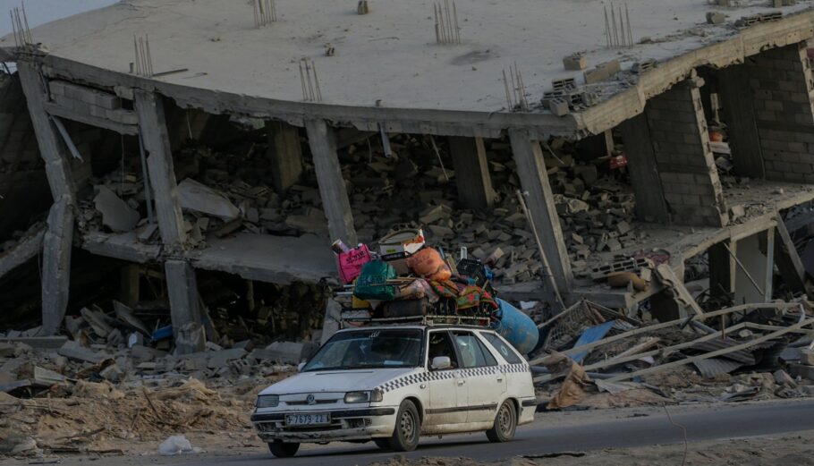 Παλαιστίνιοι εγκαταλείπουν τη Ράφα EPA_MOHAMMED SABER