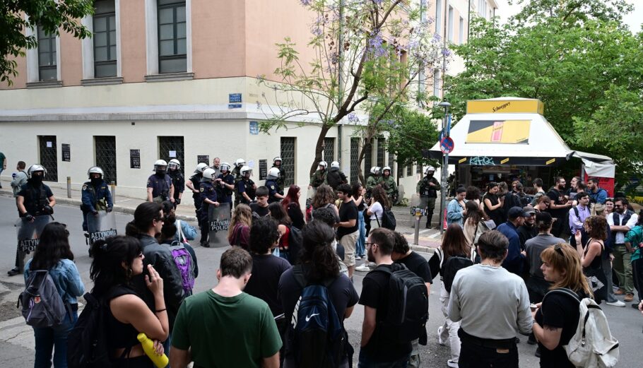 Αστυνομική επιχείρηση για την εκκένωση της κατάληψης στη Νομική Σχολή Αθηνών © Eurokinissi