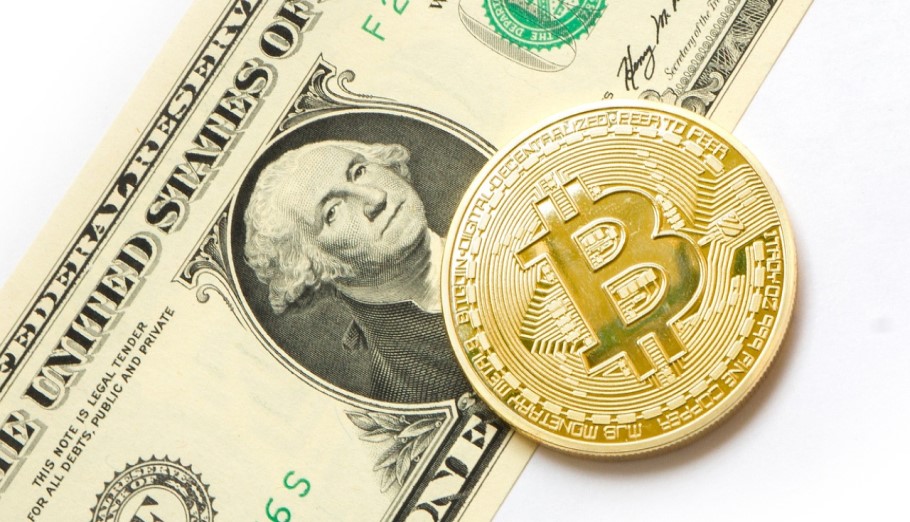 Δολάριο και bitcoin © Pixabay