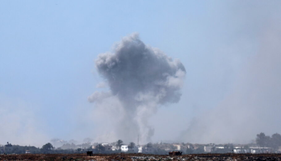 Στιγμιότυπο από ισραηλινό βομβαρδισμό στη Γάζα © EPA/ATEF SAFADI