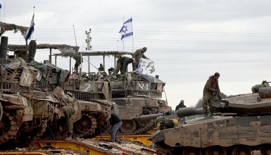 Τανκς του Ισραήλ στη Γάζα © EPA/ATEF SAFADI
