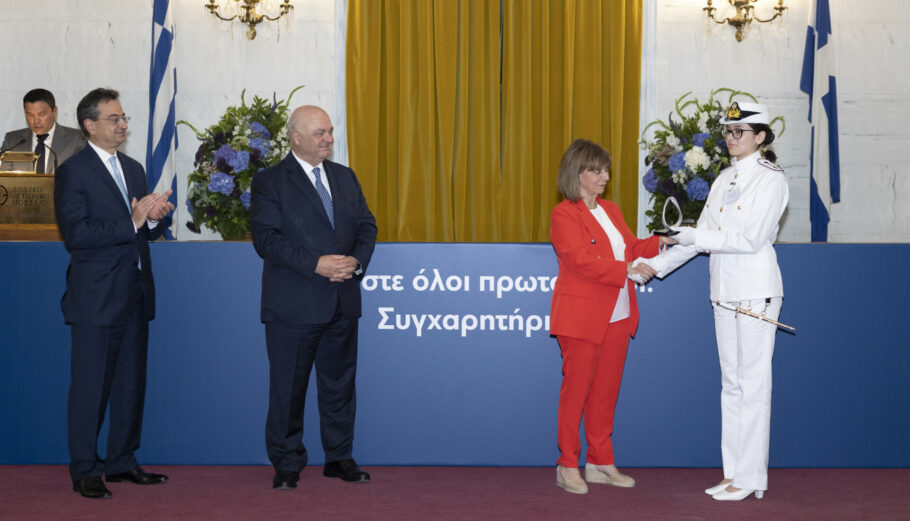 Κατερίνα Σακελλαροπούλου, Φωκίων Καραβίας και Γιώργος Ζανιάς στη διάρκεια της βράβευσης © Eurobank