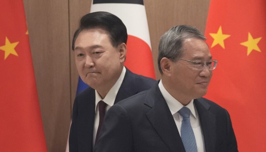 Ο Νοτιοκορεάτης πρόεδρος Γιουν Σουκ-γελ και ο Κινέζος πρωθυπουργός Λι Τσιανγκ © EPA/AHN YOUNG-JOON / POOL