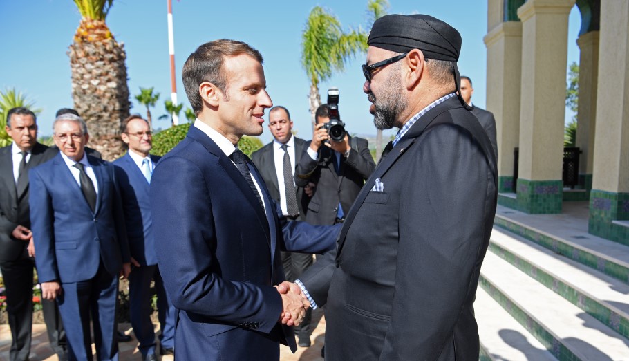 Ο πρόεδρος της Γαλλίας Εμανουέλ Μακρόν με τον βασιλιά του Μαρόκου, Μοχάμεντ ΣΤ' © EPA/CHRISTOPHE ARCHAMBAULT/POOL
