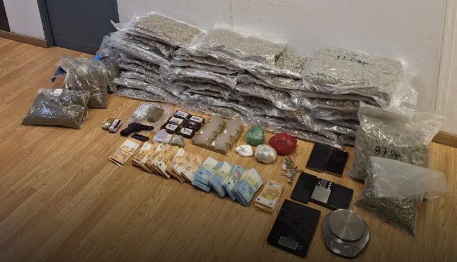 Τα ναρκωτικά και άλλα αντικείμενα που βρέθηκαν στην κατοχή των συλληφθέντων © ΕΛΑΣ