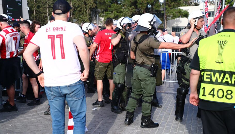 Φίλαθλοι και αστυνομικοί έξω από το OPAP Arena © Eurokinissi