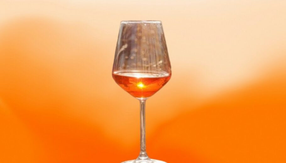 Πορτοκαλί κρασί © Unsplash/Powergame.gr