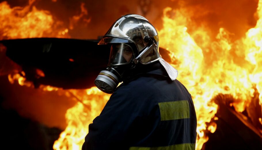 Πυροσβέστης σε κατάσβεση φωτιάς μετά από βόμβα μολότοφ © Eurokinissi / ΣΤΕΛΙΟΣ ΜΙΣΙΝΑΣ