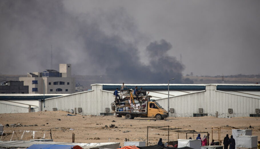Επίθεση του Ισραήλ κοντά σε καταυλισμό εκτοπισμένων στη Ράφα © EPA/HAITHAM IMAD