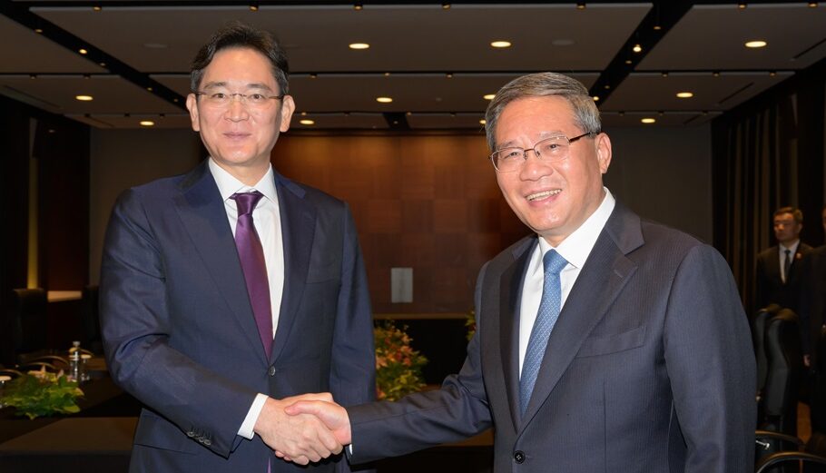 Ο Κινέζος πρωθυπουργός Λι Κιάνγκ και ο πρόεδρος της Samsung Electronics Jay Y. Lee © EPA/SAMSUNG ELECTRONICS CO. / HANDOUT SOUTH KOREA OUT HANDOUT EDITORIAL USE ONLY/NO SALES HANDOUT EDITORIAL USE ONLY/NO SALES