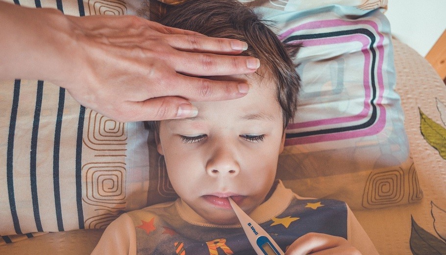Παιδί με πυρετό ©Pixabay