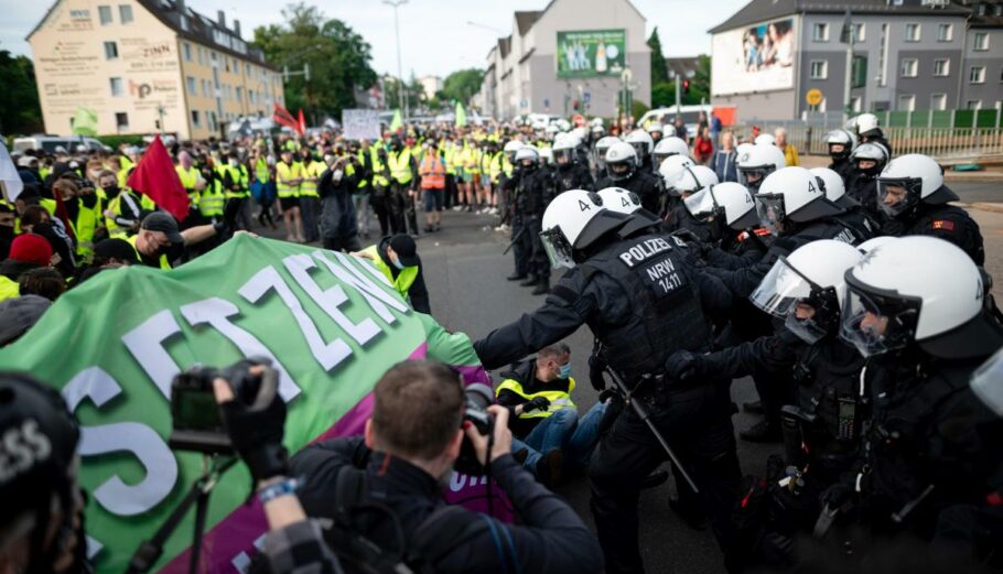 Δύο αστυνομικοί σοβαρά τραυματίες στις διαδηλώσεις κατά του συνεδρίου του κόμματος AfD στο Έσεν της Γερμανίας © EPA/FABIAN STRAUCH