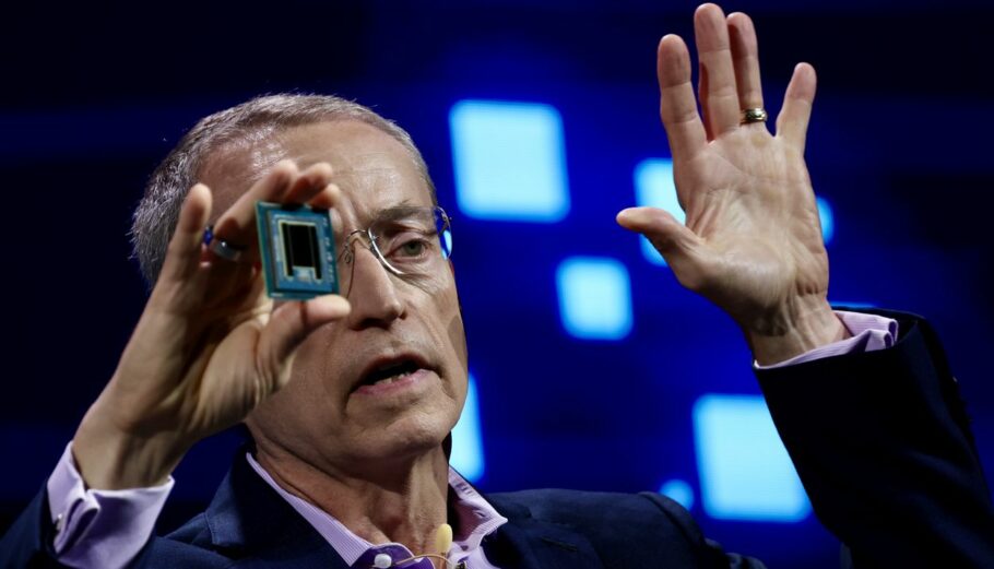 Ο διευθύνων σύμβουλος της Intel Πατ Γκέλσινγκερ παρουσιάζει τον επεξεργαστή διακομιστή Intel 6ης γενιάς XEON © EPA/RITCHIE B. TONGO