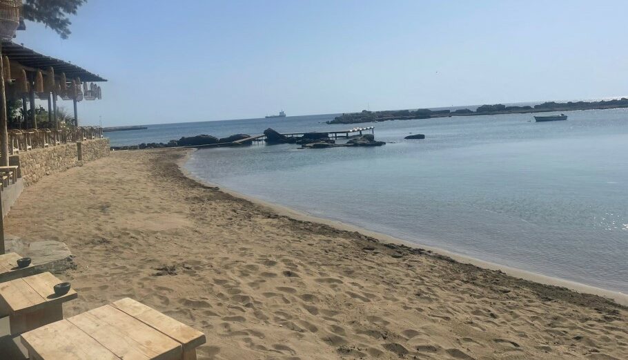 Απομακρύνθηκαν οι ξαπλώστρες στη θάλασσα και οι μεταλλικές κατασκευές από το beach bar στη Ρόδο ©ΔΤ