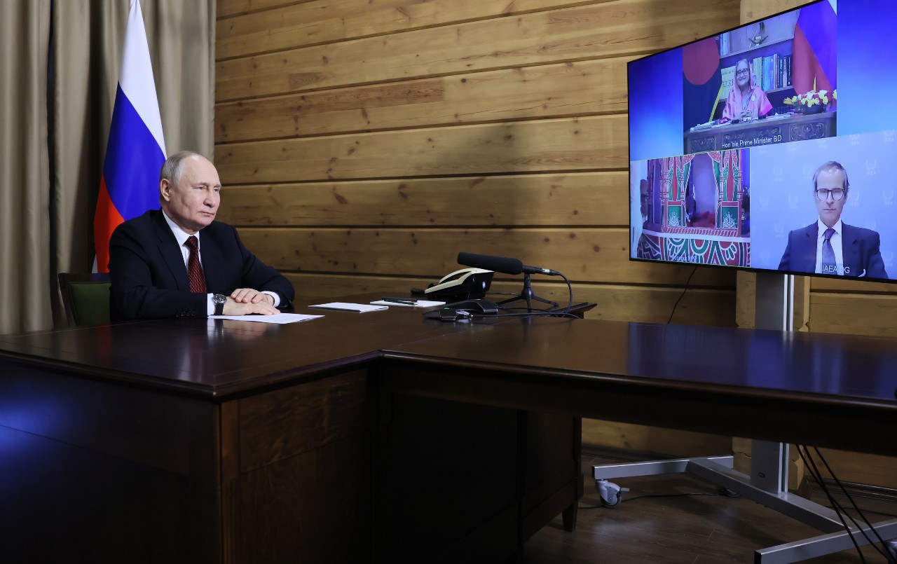 Ο Βλαντιμίρ Πούτιν σε τηλεδιάσκεψη για τον πυρηνικό σταθμό του Ροοπούρ στο Μπαγκλαντές EPA_MIKHAIL METZEL_SPUTNIK_KREMLIN _ POOL MANDATORY CREDIT