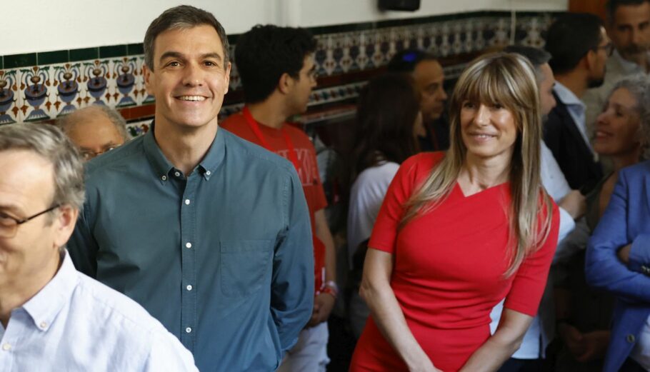 Ο Ισπανός πρωθυπουργός Πέδρο Σάντσεθ και η σύζυγός του, Μπεγόνια Γκόμεθ@ EPA/Ballesteros