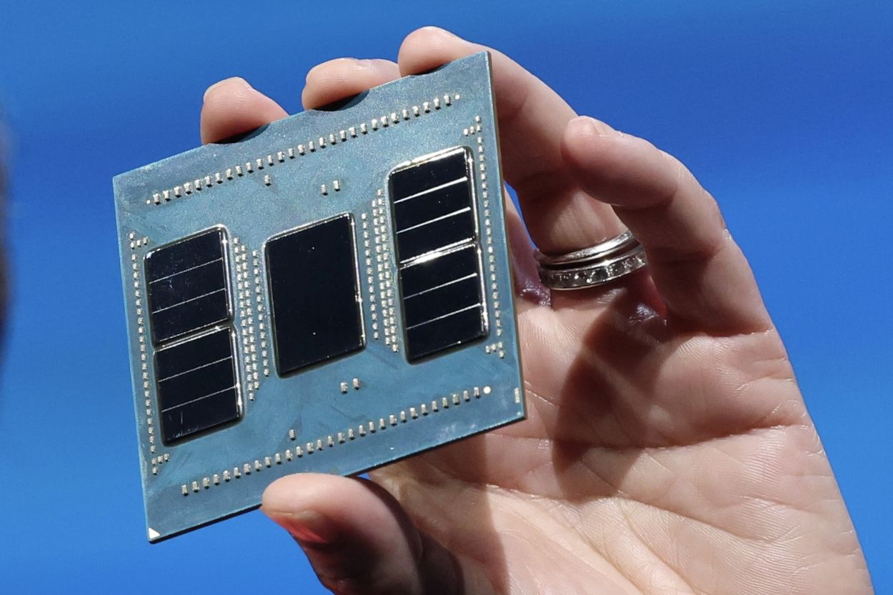 Η διευθύνουσα σύμβουλος της AMD Lisa Su παρουσίασε μια CPU © EPA/RITCHIE B. TONGO 