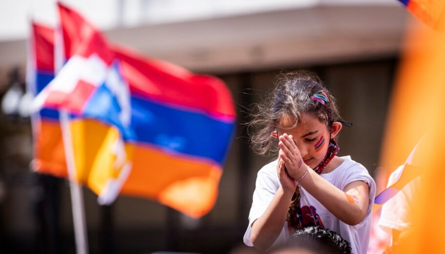 Νεαρή Αρμένια σε εκδήλωση μνήμης για τη Γενοκτονία των Αρμενίων © EPA/ETIENNE LAURENT